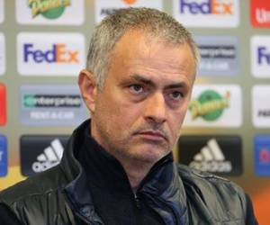 Mourinho báo tin buồn trước chung kết League Cup