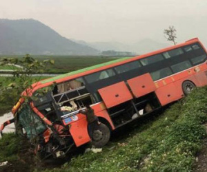 Va chạm với xe tải, xe khách lao xuống ruộng