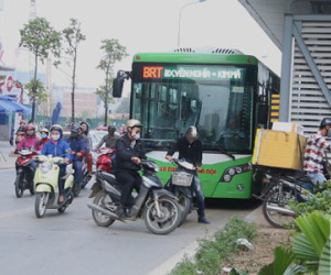 Video: Xe máy ồ ạt tạt đầu buýt BRT, leo giải phân cách để sang đường