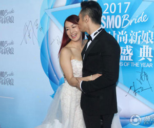 "Bom sex" gốc Việt nũng nịu nép vào chồng trẻ