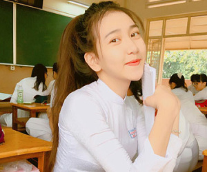 Ngắm hình ảnh sành điệu của cô em út trong "Nhà có ba nàng tiên"