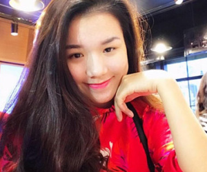 Nữ nhân viên vừa làm, vừa hát được dân mạng yêu thích