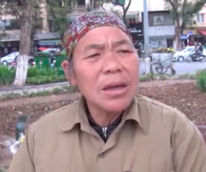 Video: Bị dọa đánh gãy chân, bà cụ nhặt rác vẫn quyết chiến với "tăm tặc"