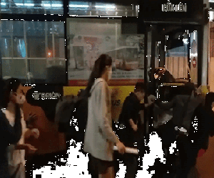 Nhiều sinh viên cùng nhau đẩy chiếc xe buýt chết máy qua đoạn đường hẹp ở Hà Nội