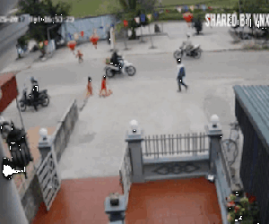 Video: Sang đường một mình, đứa bé bị xe máy tông văng xa