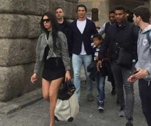 Bạn gái Ronaldo bị chỉ trích vì mặc váy ngắn vào đền thờ