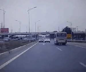 Clip: Pha đánh lái trong tích tắc tránh ô tô chạy ngược chiều trên cao tốc Hà Nội - Bắc Giang