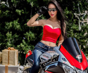 Cô gái có tài bốc đầu xe phân khối lớn khiến trai trẻ "săn lùng"