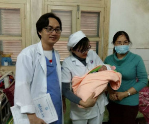 Cứu sống cháu bé bị sa dây rốn