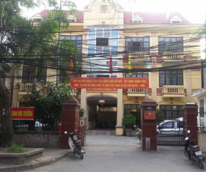 Lao vào cổng trụ sở Công an chửi bới, đòi giật súng cán bộ trực gác