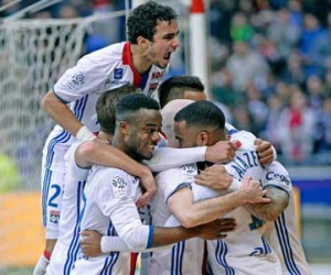 Memphis Depay ghi bàn ngoạn mục từ góc hẹp trong trận thắng đậm của Lyon