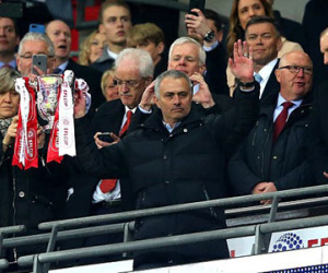 Mourinho sánh ngang Alex Ferguson ở League Cup