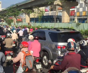 Ô tô va chạm liên hoàn, xa lộ Hà Nội ùn tắc ngày đầu tuần