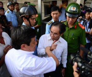 Phó chủ tịch quận 1 bị phản ứng khi dỡ chốt bảo vệ ở vỉa hè