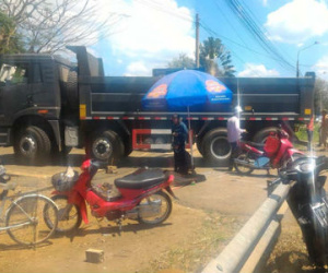 Xe máy va chạm xe ben, mẹ tử vong tại chỗ, con nguy kịch