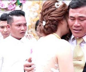 Clip: Xúc động khoảnh khắc người cha rơi nước mắt trong ngày con gái lên xe hoa