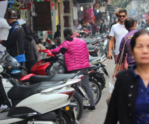 Công an phường vừa nghỉ, vỉa hè Hà Nội lập tức kín xe máy