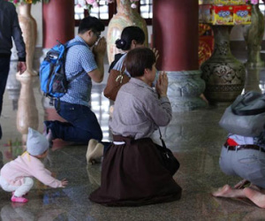 Đà Nẵng: Nhà chùa cho khách mượn váy quây để không ăn mặc phản cảm ở nơi tôn nghiêm