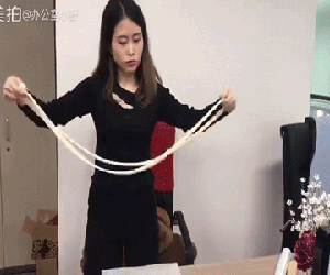 Hết nấu lẩu, nướng thịt, nữ nhân viên bá đạo còn tự nhào bột làm mỳ ăn luôn trong giờ!