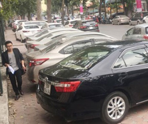 Vỉa hè Hà Nội không còn dành cho người đi bộ?