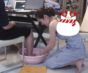 Á hậu Phương Lê giải thích bức ảnh gây bão "rửa chân cho chồng"