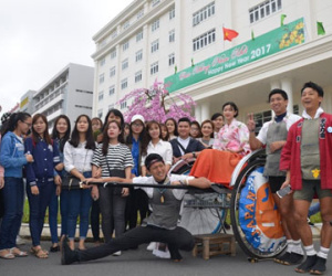 Ba chàng trai Nhật kéo xe vòng quanh thế giới đã tới Đà Nẵng