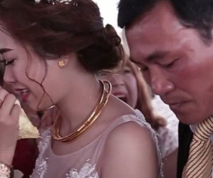 Clip: Cha bật khóc trong đám cưới con gái khiến bao người thổn thức