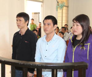 Đang nhậu bị kiếm chuyện, hai vợ chồng giết người