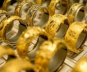 Giá vàng hôm nay 1/3: Lên đỉnh, rập rình tăng vọt
