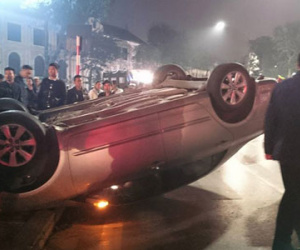 Hà Nội: Ô tô "chổng vó" trên đường, xe máy lao vào cột biển báo