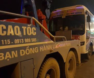 Hà Nội: Xe khách phản đối chuyển bến bị cẩu đi trong đêm