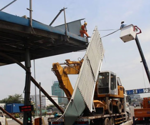 Mái trạm thu phí cầu Đồng Nai bị xe đầu kéo tông đổ sập