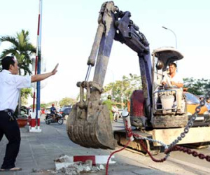 Ngân hàng Nhà nước TP HCM "lệnh" các nhà băng dời ATM lấn vỉa hè