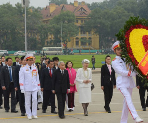 Nhà vua và Hoàng hậu Nhật viếng lăng Chủ tịch Hồ Chí Minh