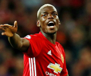 Pogba bị tấn công vì từ chối ký tặng fan Man Utd