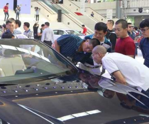 Tính chuyện giảm thuế để hạ giá xe hơi