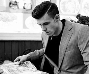 Bale tập kinh doanh với quán bar ở quê nhà