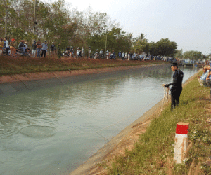 Chân trẻ em bị tháo khớp ở dưới kênh nước