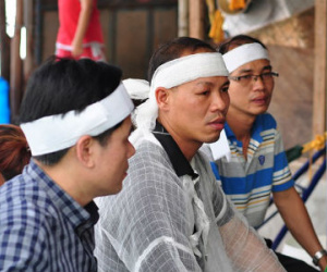 Chồng ngã quỵ khi vợ sắp sinh, con gái chết dưới bánh xe tải