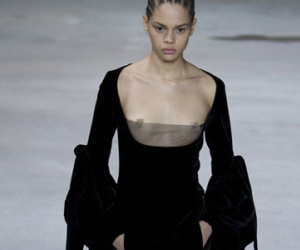 Hàng chục người mẫu khoe ngực trần ở show Saint Laurent