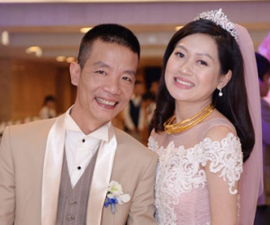 Nhạc sĩ Nguyễn Vĩnh Tiến và vợ 9X rạng rỡ trong tiệc cưới