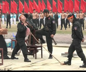 Nữ cảnh sát đặc nhiệm dùng yết hầu đè cong thanh sắt nhọn