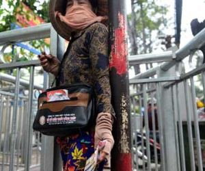 Tháo bớt rào chắn vỉa hè như "chuồng thú" ở Sài Gòn