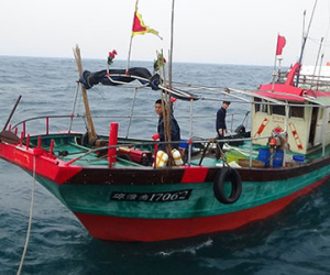 Biên phòng truy đuổi 3 tàu cá Trung Quốc cách biển Quảng Bình 40 km