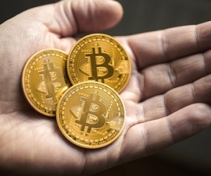 Bitcoin lần đầu đắt giá hơn vàng
