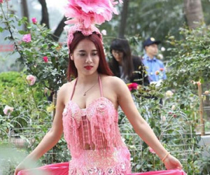Chị em chen nhau tạo dáng trong lễ hội hoa hồng