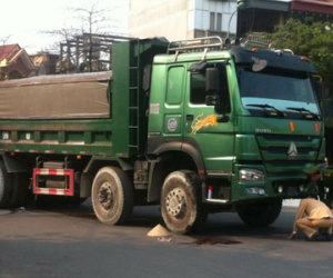 HN: Xe "hổ vồ" cán nát chân người bán rau
