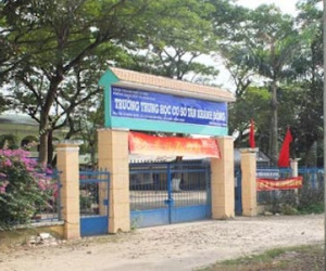 Một hiệu trưởng có bằng cao đẳng lúc... 18 tuổi