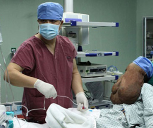 "Người voi" mang khối u 15 kg trên mặt ở Trung Quốc