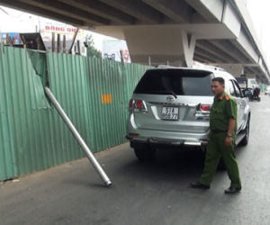 Thanh sắt rơi từ cầu vượt đâm thủng nóc ô tô, 2 người suýt chết